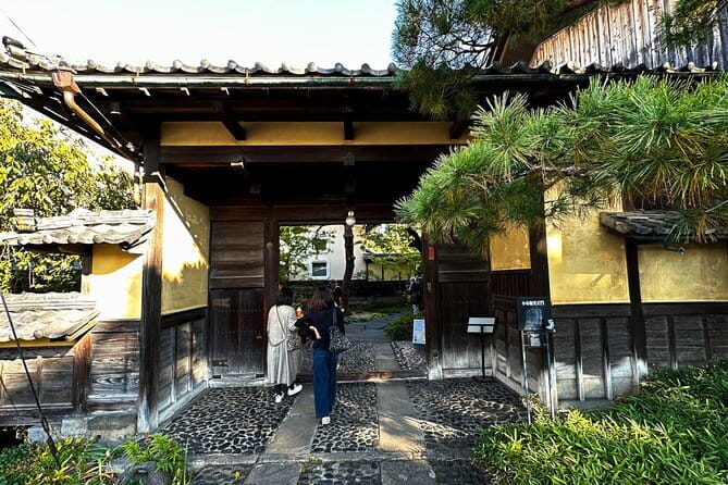 1-Day Winter Tour From Nozawa Onsen: Snow Monkeys, Zenko-ji Temple & Sake - Finish with local sake at Nishinomon-Yoshinoya