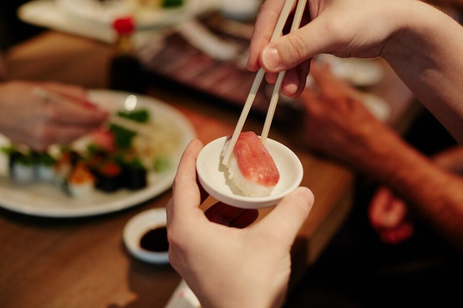 Düsseldorf: Sushi, Sake & Japanese Lifestyle Tour - Bakeries, sushi, and the four tasting stops