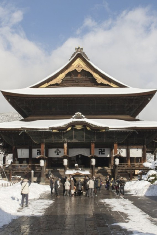 From Nozawa Onsen: Snow Monkeys and Zenko-ji Day Trip & Sake - Zenko-ji, Nagano’s great temple visit