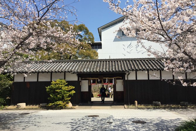 KOBE Sake Tasting Tour at Breweries (tasting fee included) - Hakutsuru Sake Brewery Museum explains the larger picture