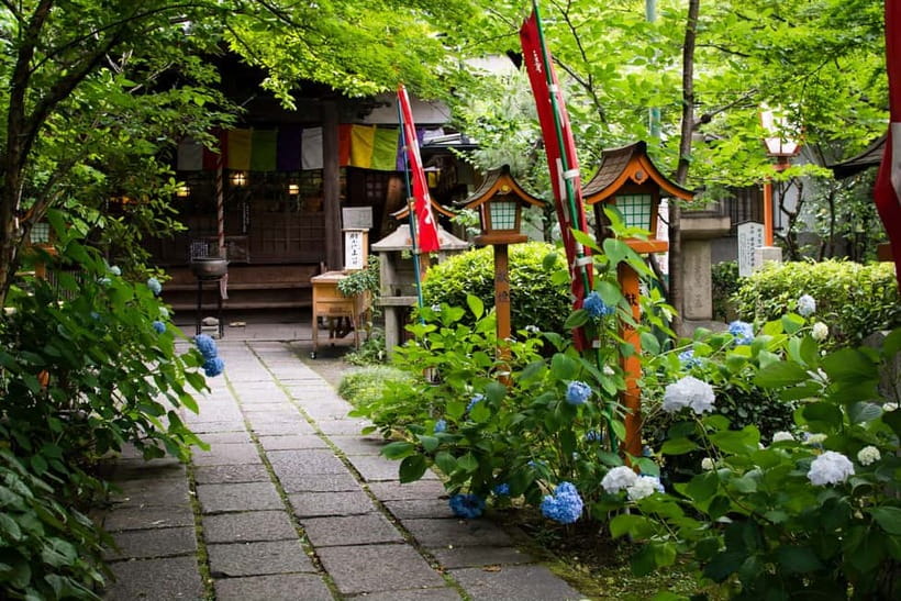 Kyoto: Fushimi Sake District Tour with Boat Ride - Starting quietly at a local temple