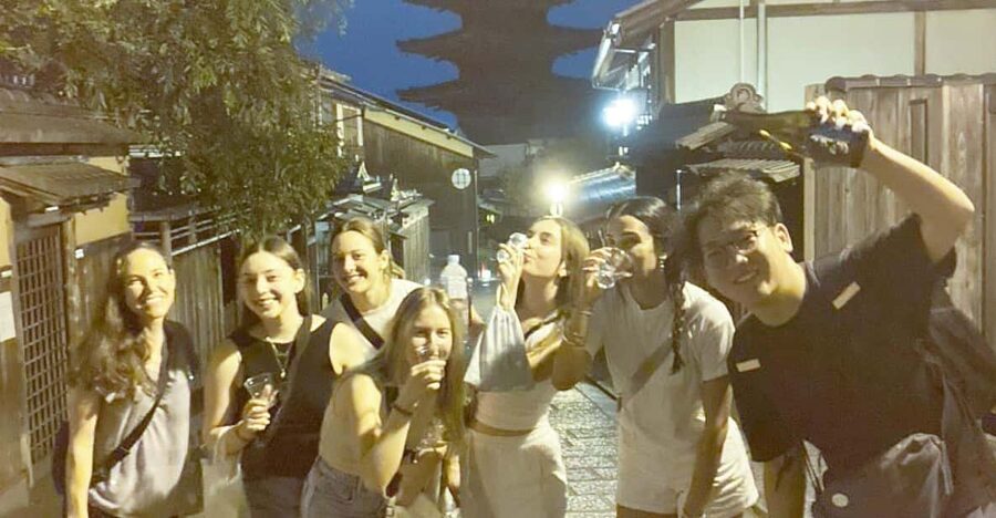Kyoto: Gion Evening Walk with Hidden Gems, Geisha & Sake - What the guides add to the walk