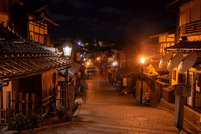 Kyoto: Gion Geisha District & Sake-in-Hand Walking Tour - Yasaka Shrine, the final stop