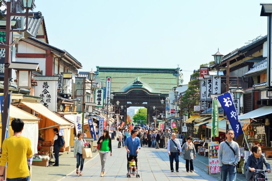 Nagano: Snow Monkeys, Zenkoji Temple & Sake Day Trip - Sake tasting before the meal